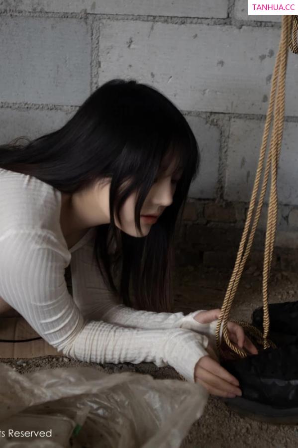 豆瓣酱  [XiuRen]高清写真图 2024.04.23 No.8439 豆瓣酱 美腿黑丝第17张图片